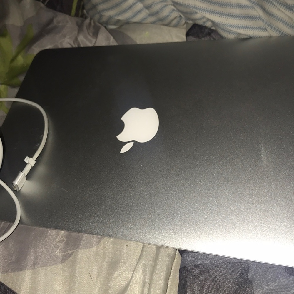Mac book for sale with charger it work